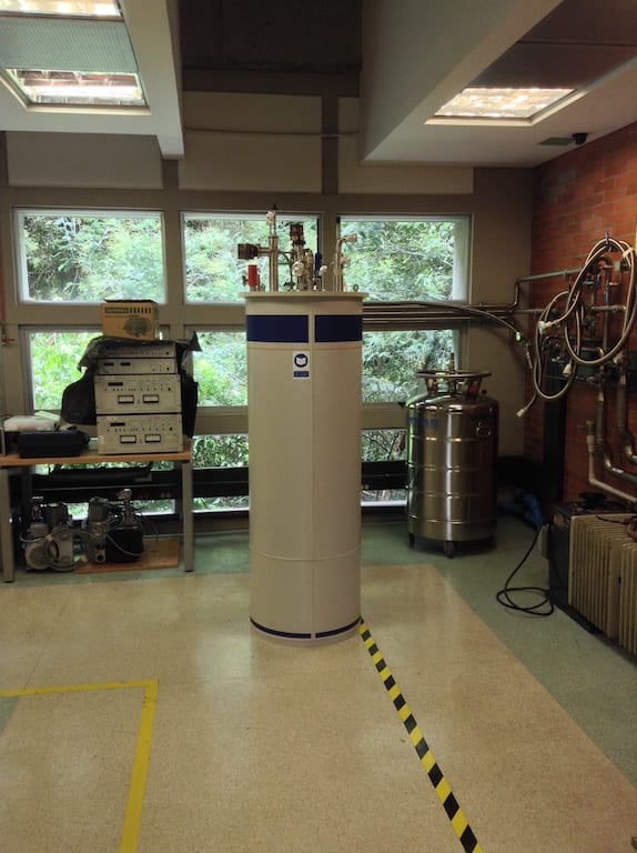 The cryostat in its final position in Q504